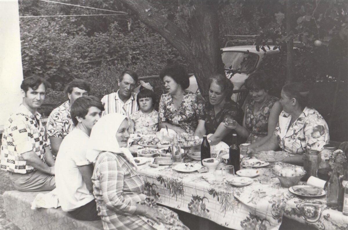 В хуторе спорили кому Гришка Мелехов приходится родственником и судачили о том, что Вешенской повезло, что Шолохов миллионер, и что он за свои деньги положил асфальт и дорогу до Миллерова. Хутор Поповка, станица Казанская, Верхнедонской район Ростовской области. Примерно середина 70-х.