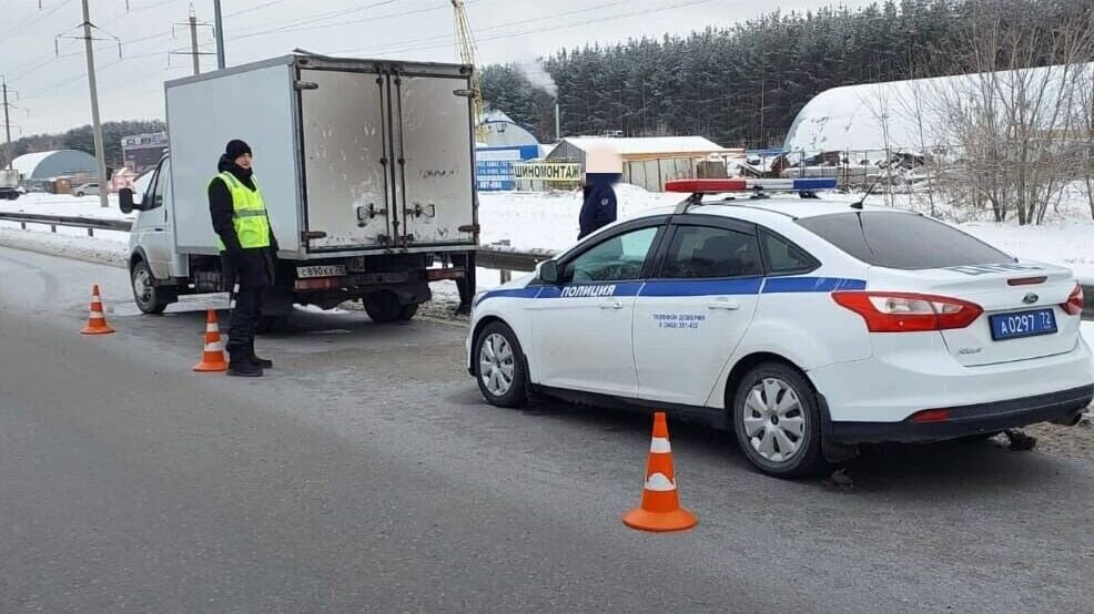     В областной столице пьяный водитель «Газели» пытался дать взятку тюменским полицейским. По информации пресс-службы ГИБДД, алкотестер показал 0,30 мг, 44-летнего мужчину задержали.