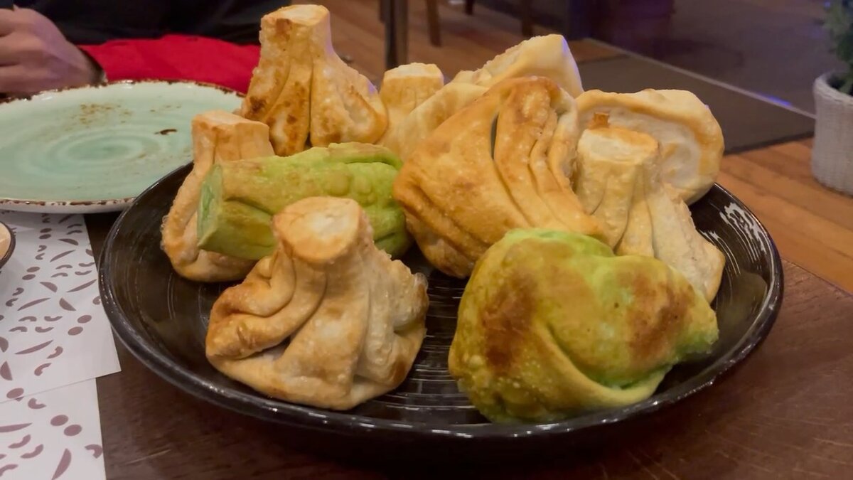 Ассорти жаренных хинкали.