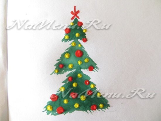 К хорошим добрым зимним праздникам можно нарисовать вместе с детками красивые картинки, которые затем можно повесить на стену в качестве декора или подарить любимым бабушкам и дедушкам. Красивыми выглядят рисунки, созданные с помощью красок гуашь, рисовать которыми малышам очень нравится. В этом простом мастер-классе, рассчитанном на детей дошкольного возраста, мы покажем, как нарисовать елку красками, красивую и с игрушками.

Для изображения на бумаге елочки понадобятся:

- краски гуашь зелёного, жёлтого, чёрного, оранжевого и красного цветов;
- кисточка;
- альбом или белый лист;
- баночка для воды:
- карандаш.