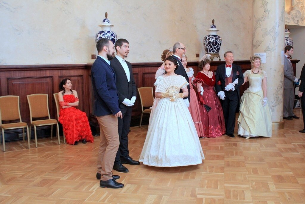 Фото автора. В ожидании бала. Потихоньку гости собираются в зале.