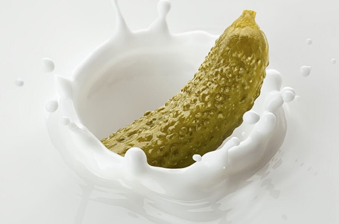    Соленые огурцы и молоко несовместимы