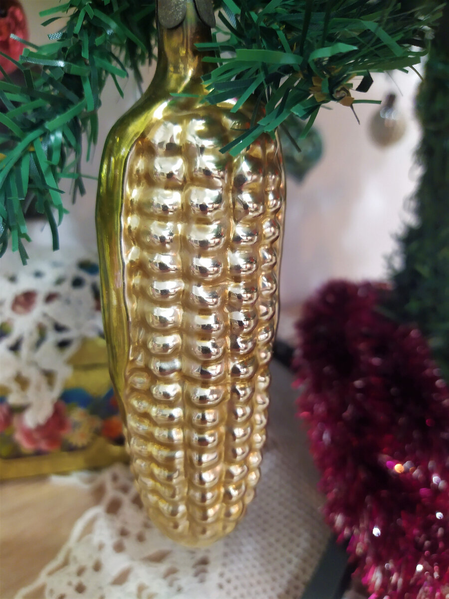 На ёлке кукуруза