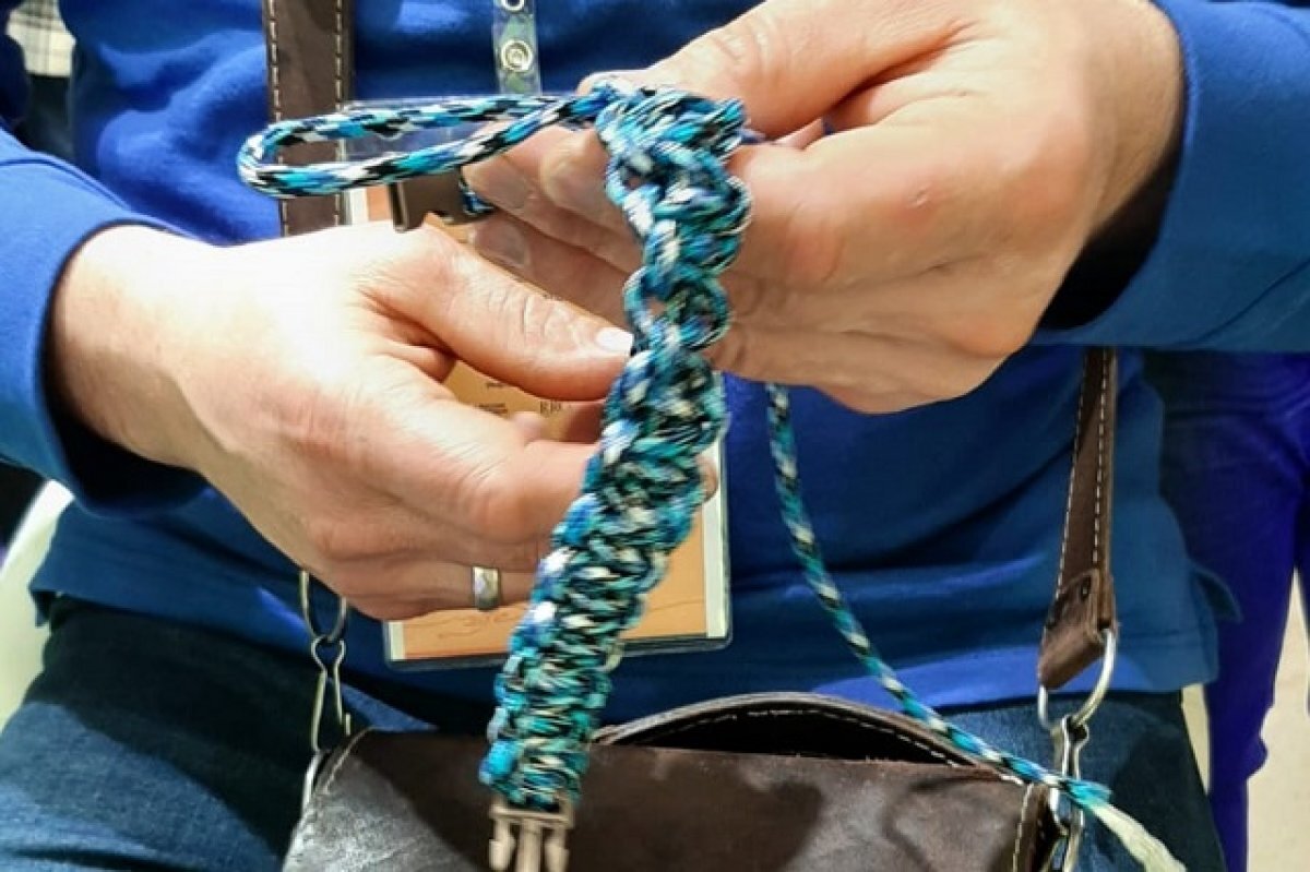    На Ставрополье плетут браслеты для бойцов в зоне СВО