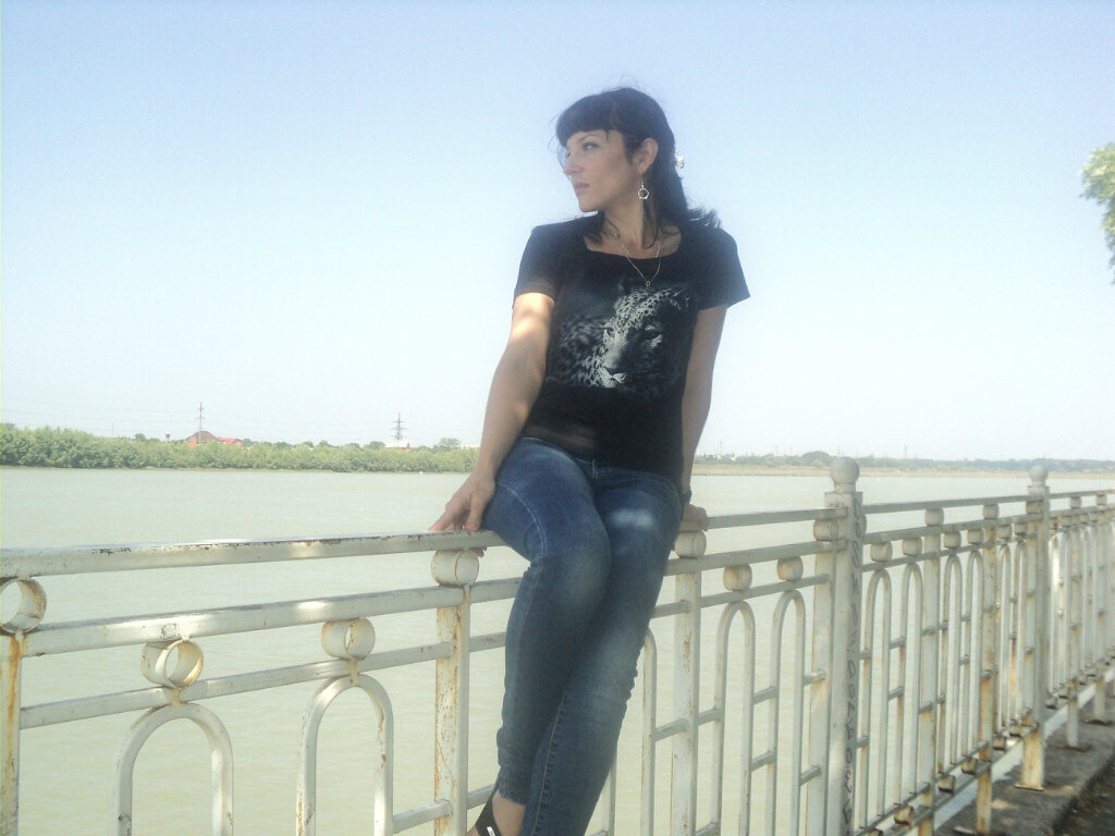 На фото я на фоне Кубани, смотрю на Адыгею. Прыгать не собираюсь, нет. 😁 Фотке триста лет, просто в тему про речку)))