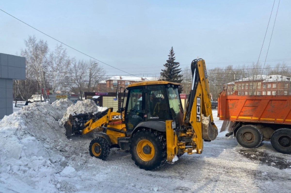   В Омске на борьбу со снегом вышли более 200 единиц спецтехники