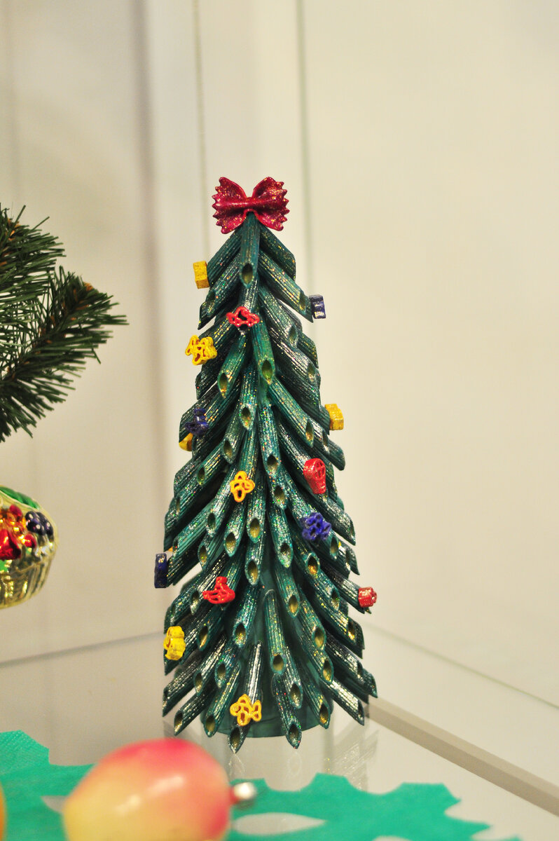 Новогодняя елка из макарон