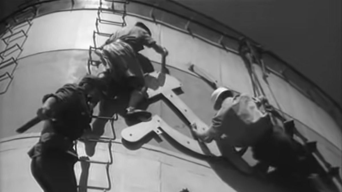 Кадр из фильма "Чрезвычайное происшествие". Ну, конечно, сразу символику сдирать! Танкер-то себе захапали.