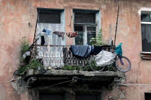    944284 15.08.2011 Один из балконов аварийного дома №5 по улице Руднева во Владивостоке, который официально признан аварийным, но не был расселен и дал трещину. Жильцов эвакуировали, жертв и пострадавших нет. Виталий Аньков/РИА Новости Наталья Савельева