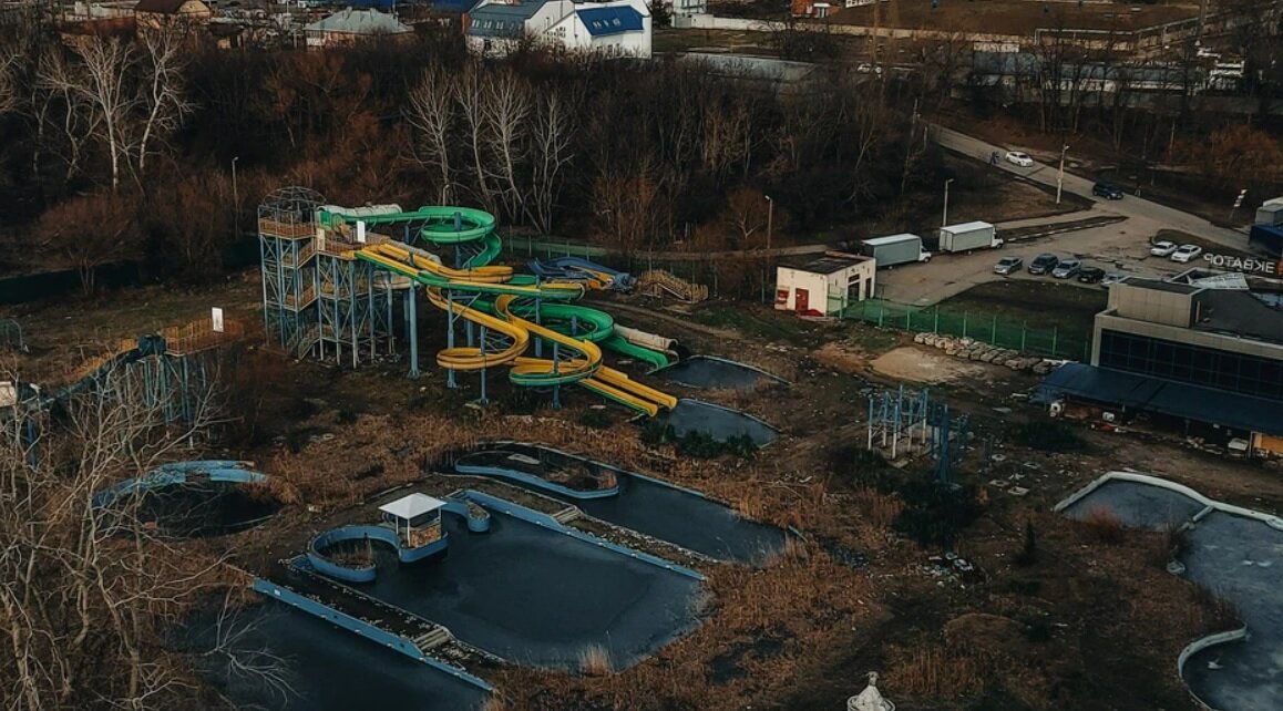 В краснодаре есть аквапарк. Аквапарк на Гидрострое в Краснодаре. Заброшенный аквапарк Экватор Краснодар. Аквапарк в Краснодаре 2022. Заброшенный аквапарк Гидрострой.
