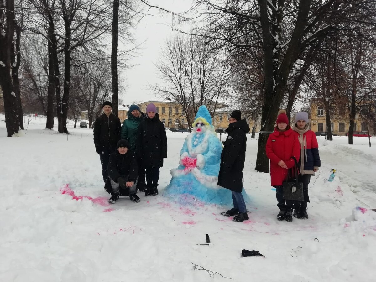 Вот она , прощенная баба. Плачет - прощения просит