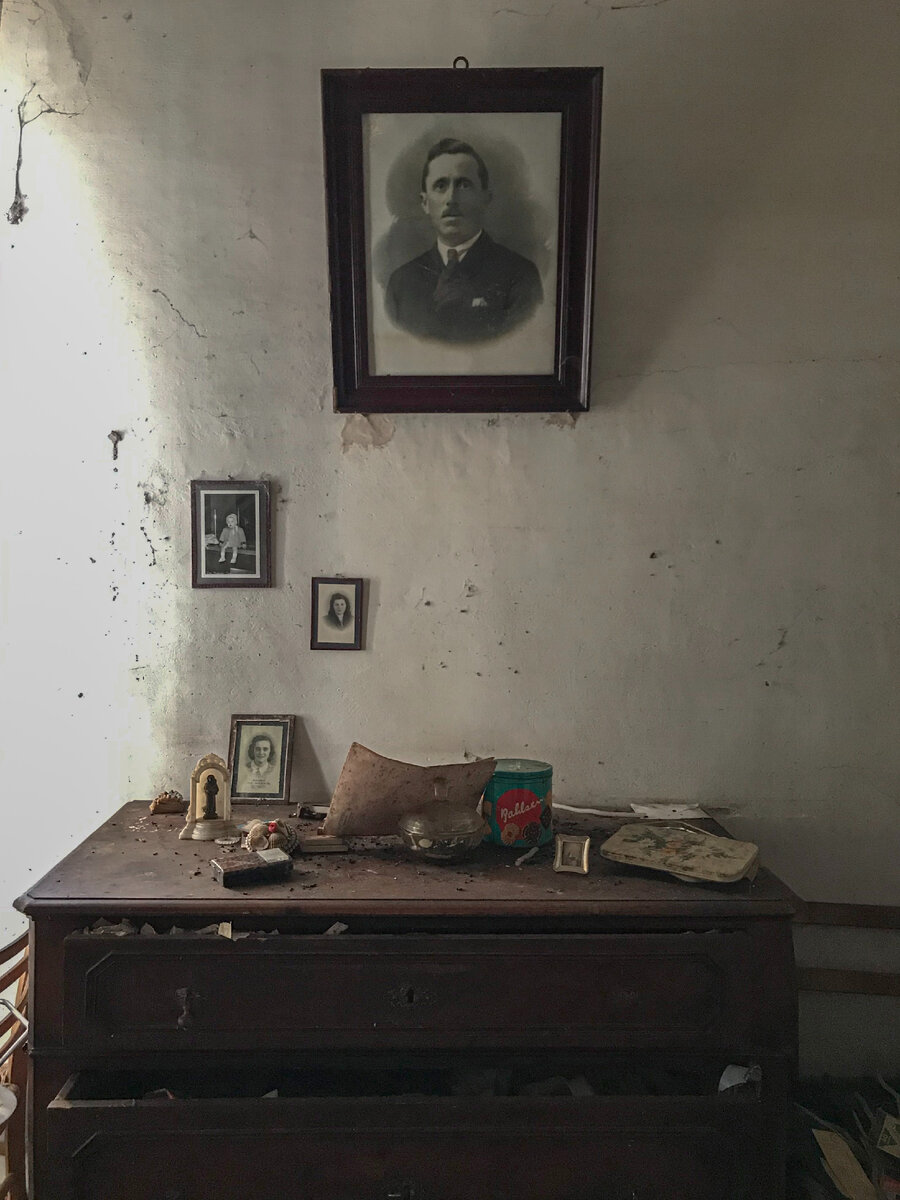 Am intrat într-o casă abandonată de sat și nu mă așteptam să găsesc acolo o capsulă a timpului.  Totul este la locul lui: de la mobilier la ochelari lustruiti