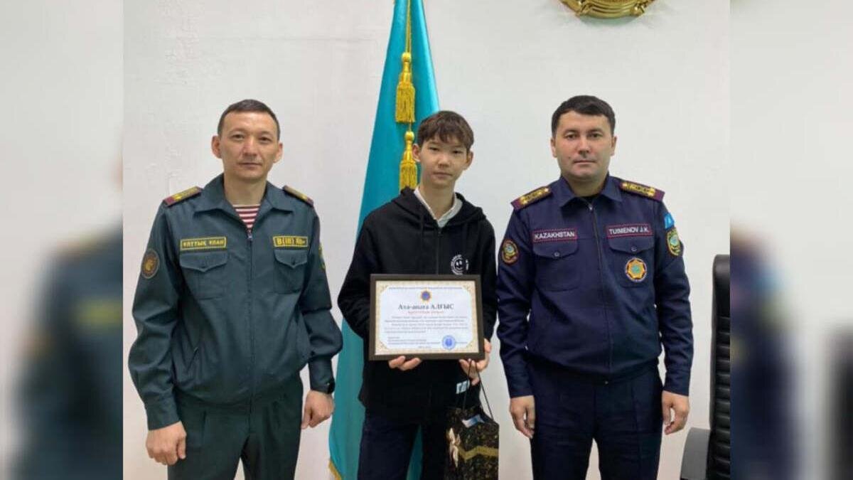    14-летний Амирхан Абай с грамотой:Polisia.kz