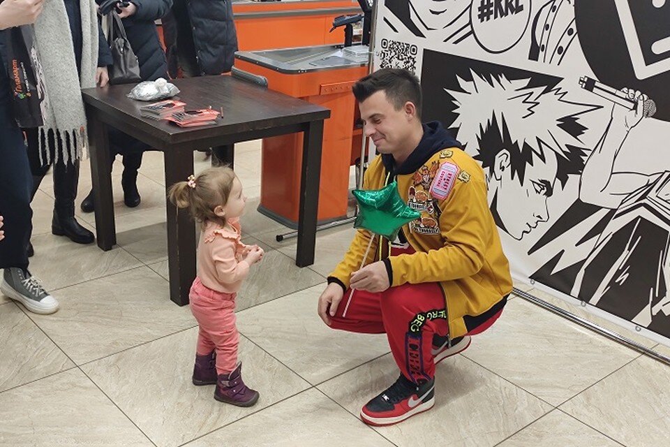     Кирилл не отказывал в беседе даже самым маленьким слушателям Кирилл КУЗНЕЦОВ