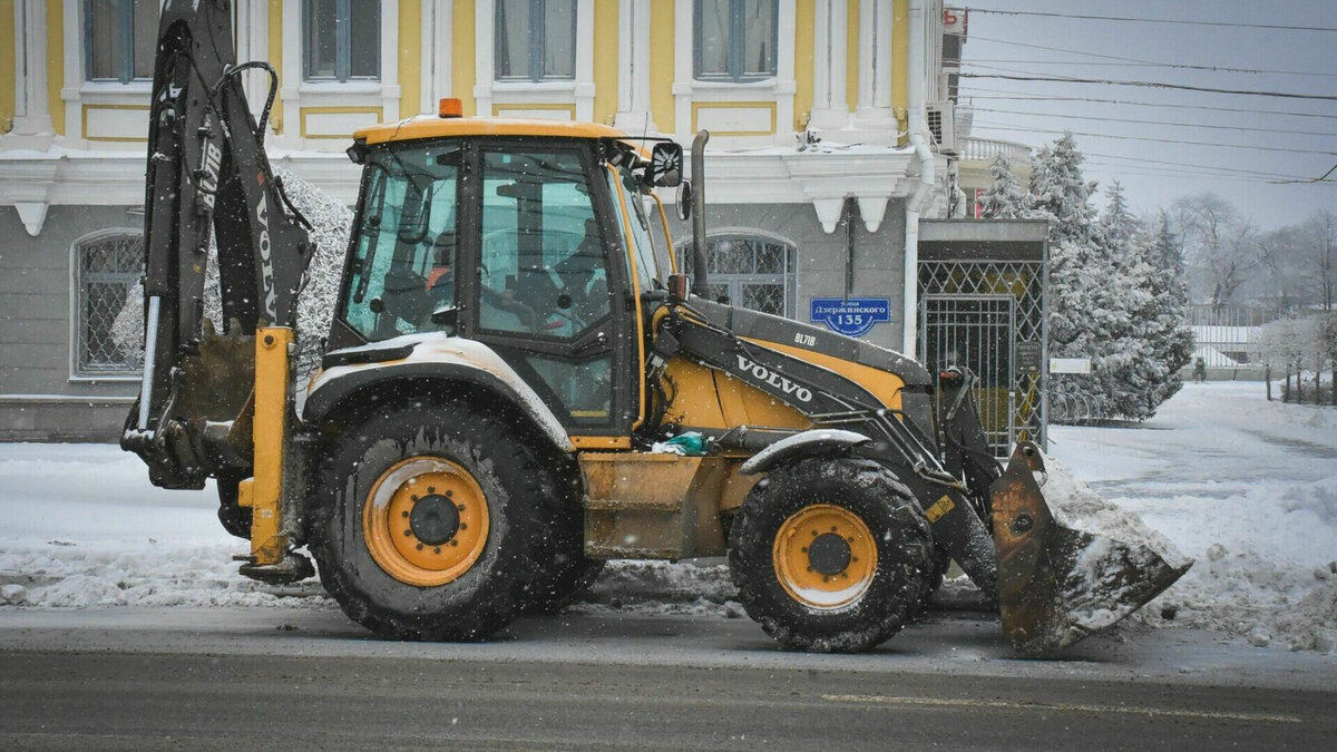     Власти заявили, что службы активизировались из-за возможного паводка.