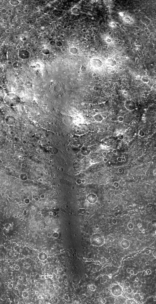Сочетание снимков, сделанных «Галилео» в сентябре 1997 года с расстояния 9500 км, с общей фоновой фотографией области, полученной в ноябре 1996 года. Источник: NASA.