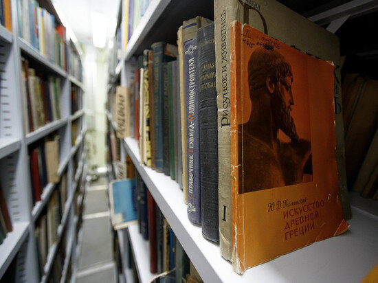     Книги в книгохранилище псковской библиотеки / Вадим Боченков