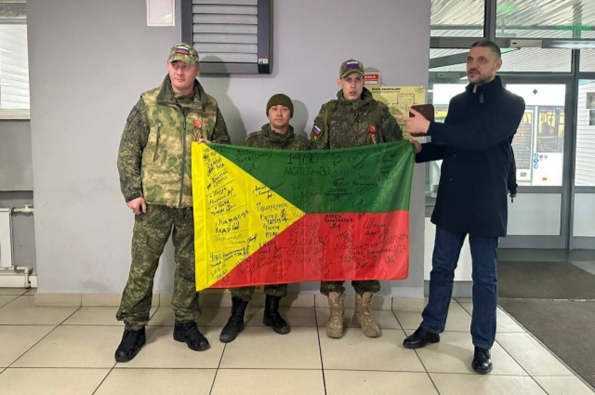    Бойцы СВО из Забайкалья привезли домой флаг края и приветы от сослуживцев