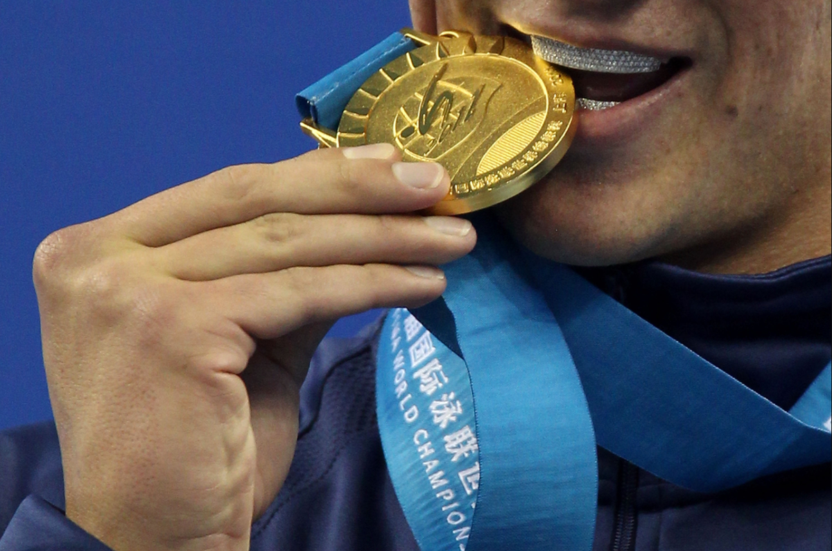 Золотая медаль из золота. Олимпийские медали. Олимпийские награды.