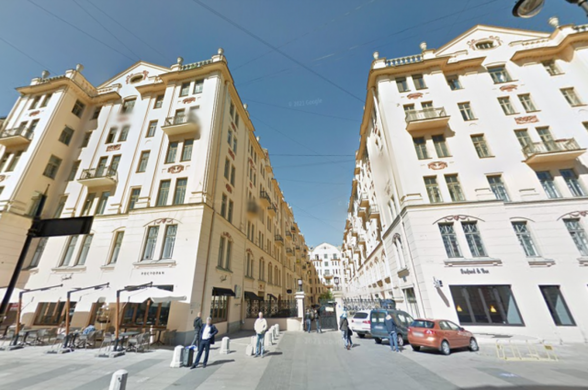    Повредив авто, в доме Довлатова на Рубинштейна ночью обвалился балкон