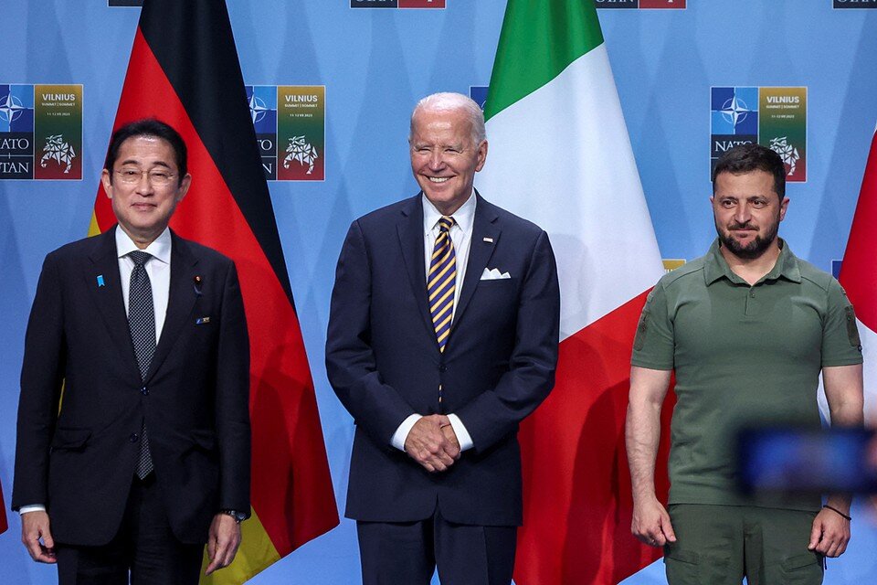    Второй день саммита начался с ритуала утешения Владимира Зеленского REUTERS