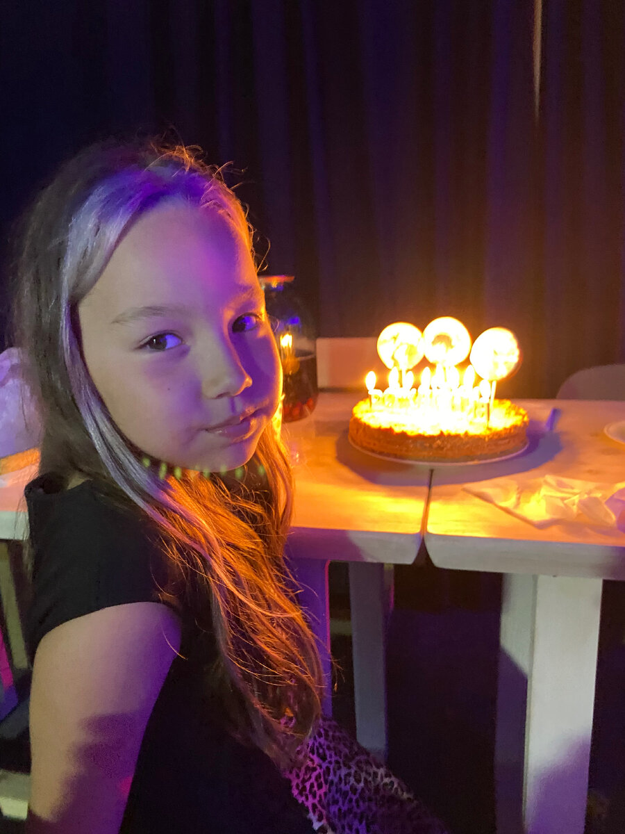 На день рождения дочь попросила покрасить волосы, я разрешила 🙂