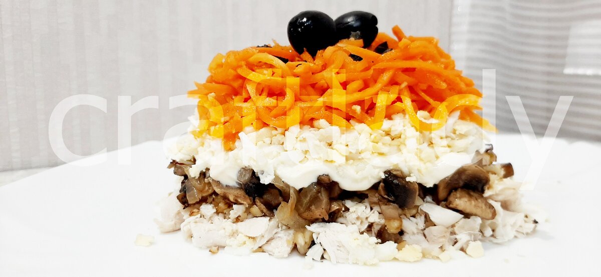          салат "виола" из морковки по-корейски, куриной грудки и грибов (шампиньонов)