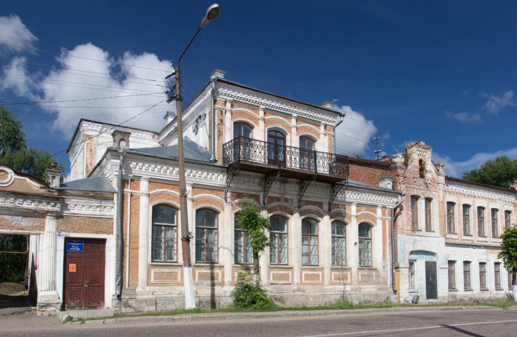 Недвижимость старица тверская область. Дом купца Филиппова Старица. Дом купца Филиппова в Старице Тверской области. Дом купца Селиванова Белгород. Дом Филиппова в Старице.