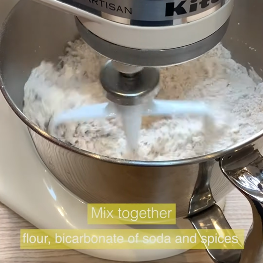 Фото: скрин видео Royal Easter Biscuits Recipe