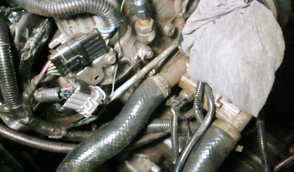 Решил помыть грязный двигатель при помощи обычной солярки, затратил всего 50 рублей и результат отличный