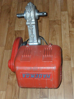  Электрокультиватор садовый Надежда на хранении Дачный участок у меня всего 4 сотки , поэтому объем работ по обработке почвы не очень большой, да и носит сезонный характер. 
 
Весной привез культиватор, обработал весь участок, очистил его от пыли и грязи - и снова увожу домой на хранение.  Технического обслуживания асинхронному электродвигателю культиватора делать никакого  не нужно , только раз в 2-3 года смазать ведущую шестеренку и цепь – и все!