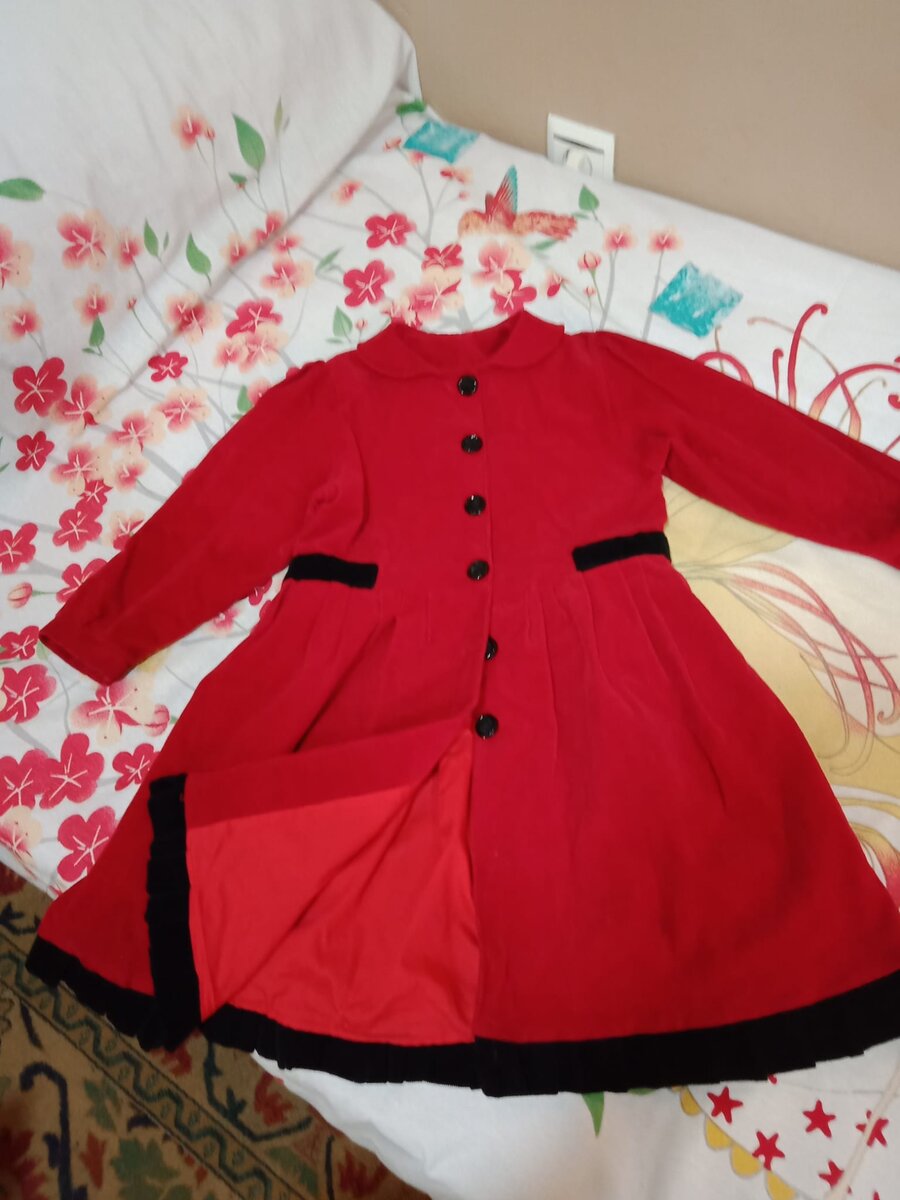 Это стрейчевый микро-вельвет, красный и чёрный. Пройти мимо девочки в таком пальтишке да в туфельках, аккуратно причёсанной - трудно, мягко говоря. 