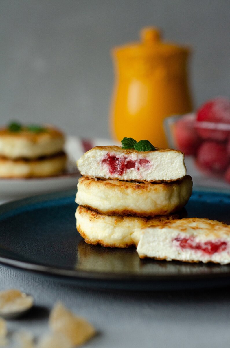 Сырники с вишневой начинкой