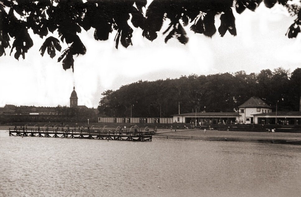 Купальня с лодочной станцией, вышкой для ныряния и дорожками (теперь в этом здании находится дирекция парка)