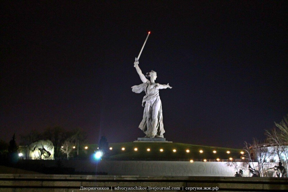 Ночной Мамаев курган в Волгограде фото 22 ноября 2015
