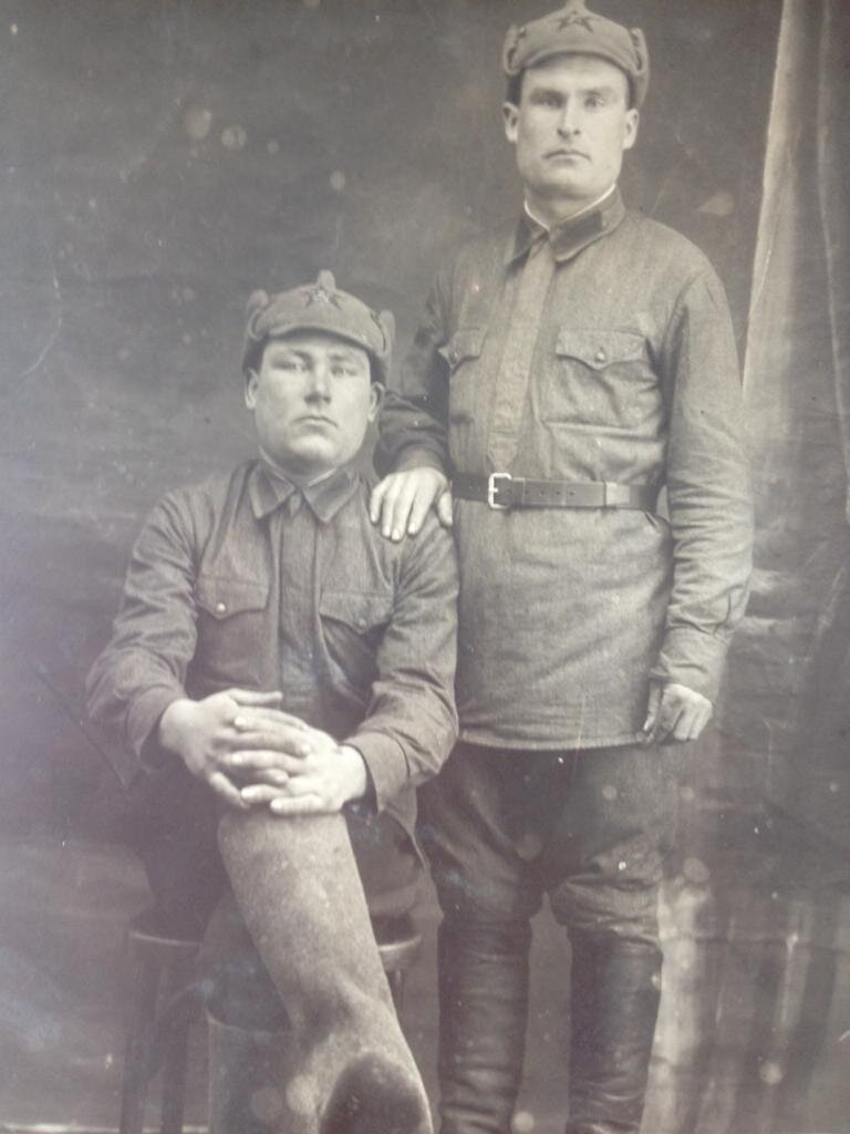 Брат Августы Михайловны Вещевой - Александр Михайлович Вещев (сидит)