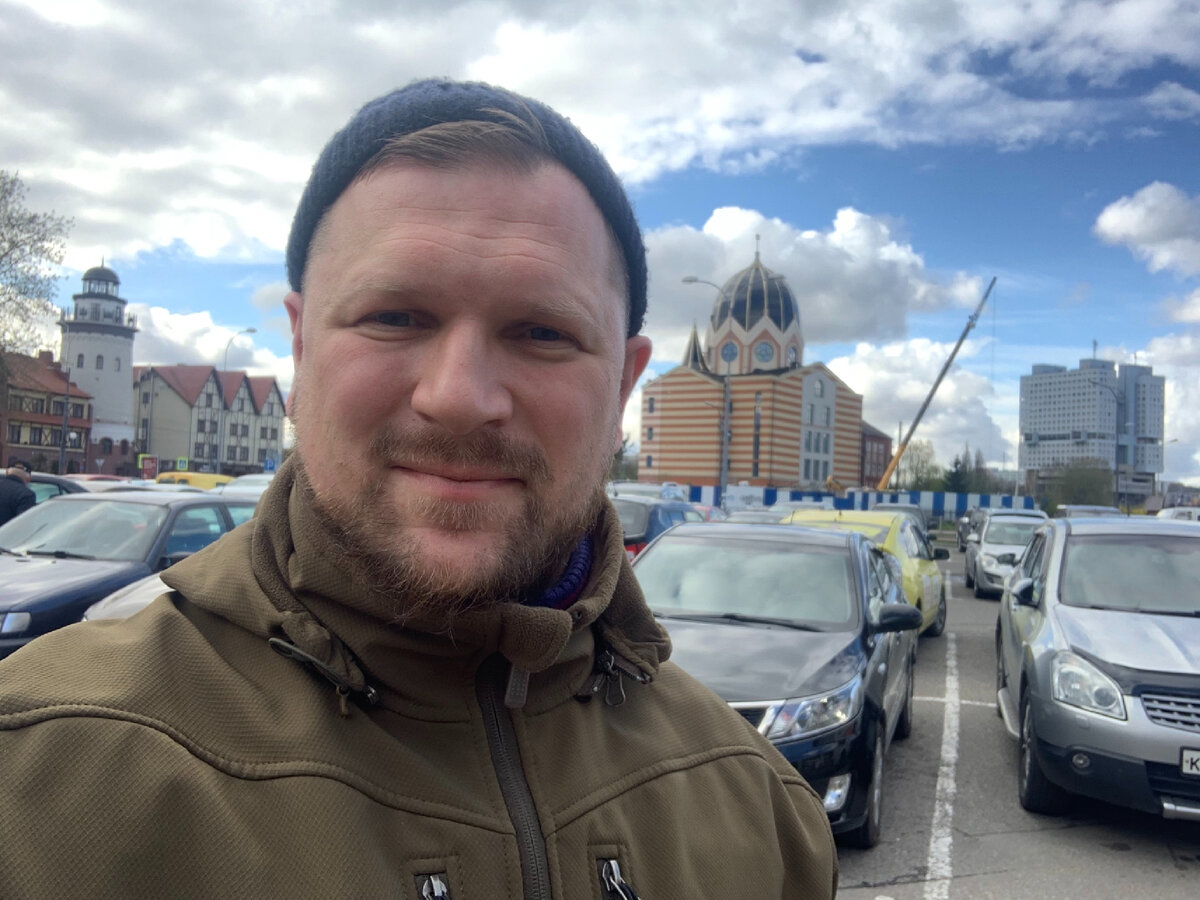 За спиной «Рыбная деревня», синагога, Дом Советов. 