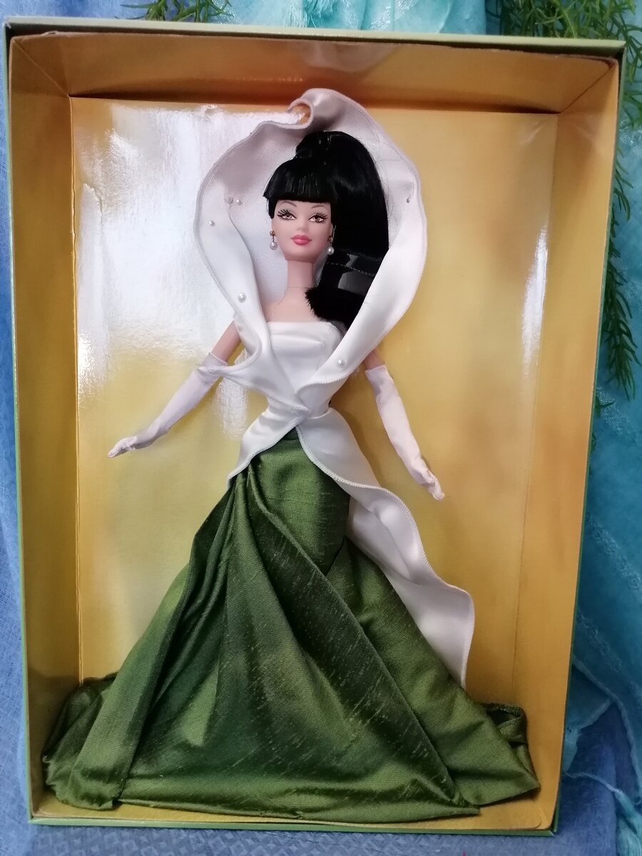 Платье прихвачено нитками к подложке. (фото автора)