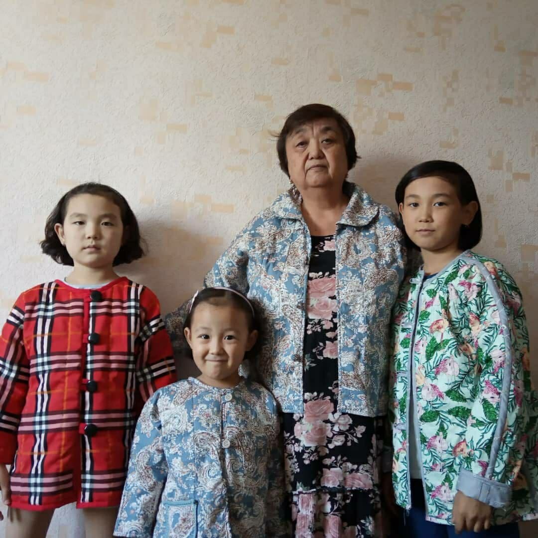 Роза Асанбекова сшила куртки себе и своим внучкам