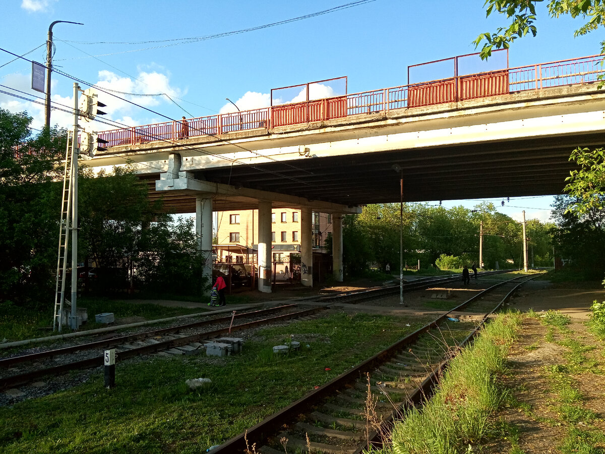 Путепровод: наверху - Октябрьский проспект, внизу рельсы, ведущие к главному ходу направления.