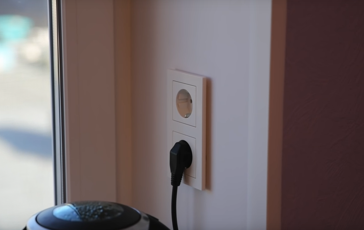 Розетка в откосе.