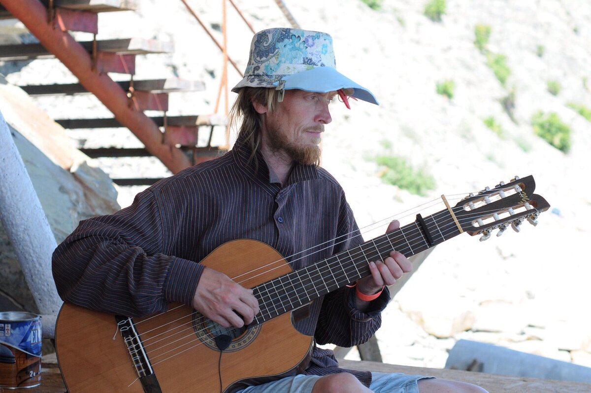 Александр . Вот такая гитара была у него когда мы познакомились