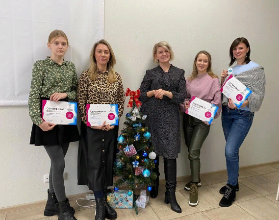 Я обучаю людей искусству написания текстов. Учу их слышать себя, находить свою индивидуальность и работать с ней с помощью текстов.