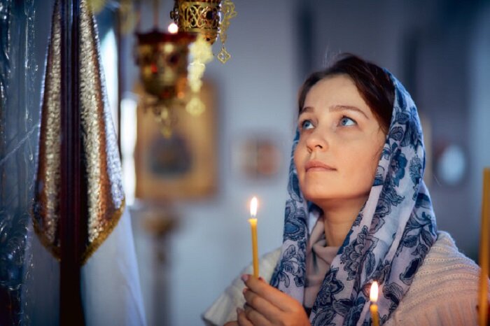 девушка в церкви