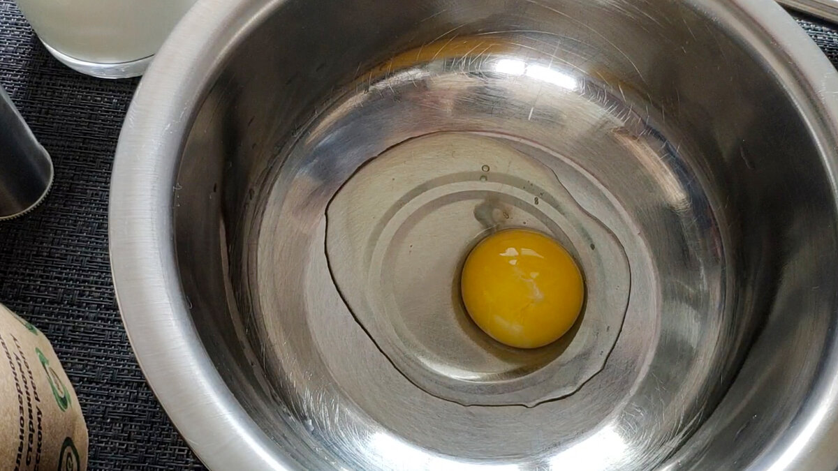 Разбиваем в миску яйцо