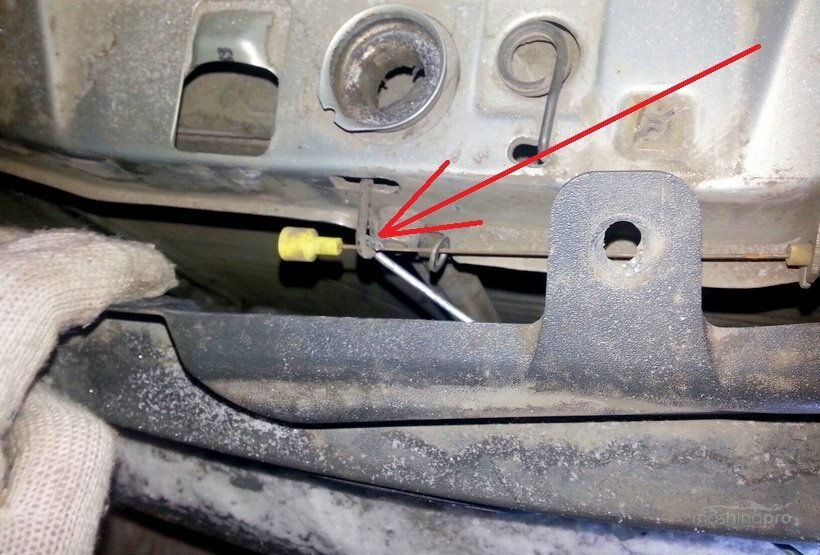 Крюком цепляют пружину и тянут в сторону