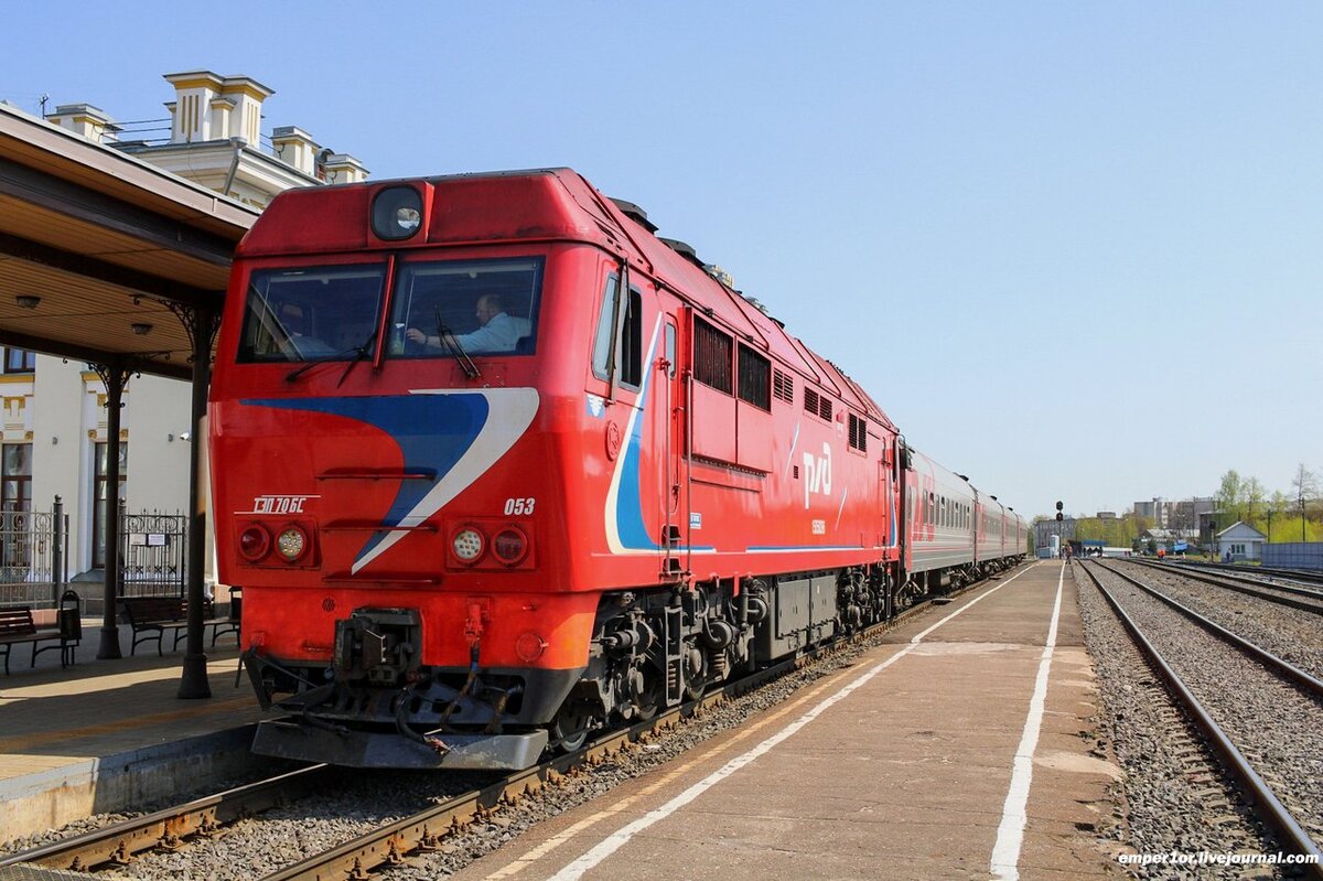 Тепловоз ТЭП70БС-053 с пригородным поездом, ст. Рыбинск-Пасс