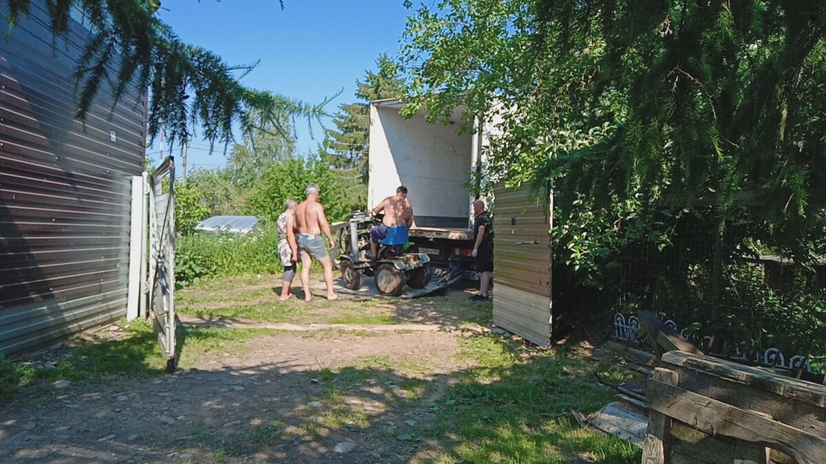 Один едет, трое советуют ))