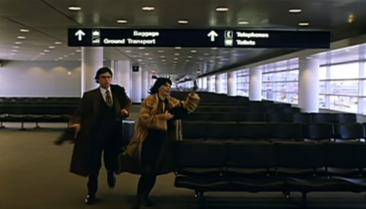 Данила с Дашей опаздывают на самолёт. Скриншот из к/ф "Брат 2"