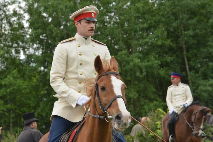 Кадр из фильма «Анна Каренина. История Вронского». Вронский во время скачек. 